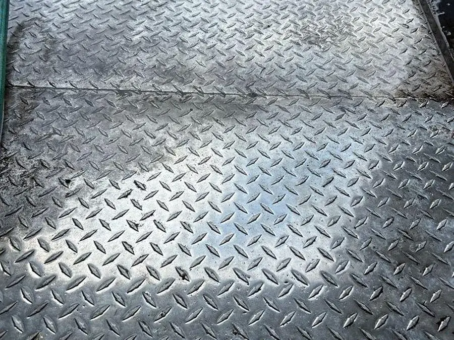 Diamond-plate steel restored without hydrochloric acid handling